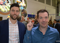 Teun Boomaerts and Pieter Steijnen of Syngenta shows two tomatoes: one with TOBRV resistence and one without. Do you see the difference? Do you taste the difference? If you want to try, please contact your accountmanager.